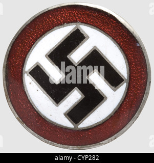 Admiral Miklós Horthy de Nagybánya(1868 - 1957)- NSDAP badge de partie en or pour étrangers, argent, or et émail, l'inverse gravé 'Adolf Hitler' avec fixation horizontale de broche(ancienne réparation).diamètre 23 mm(Nie 6.04.05).de la rarité extrême.le badge de partie en or pour étrangers a été seulement deux fois attribué - à Miklos Horkling hitos.a inclus à Hitler Invitation personnelle à Horthy table de dîner à l'occasion de sa visite d'état à Berlin en 1938, ainsi que la carte de place et l'ordre des cours servis, chacun avec un Aigle national d'or élevé, droits supplémentaires-Clearences-non disponible Banque D'Images