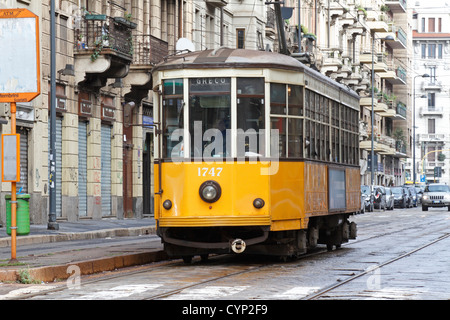 Une série de 1920 1500 le tramway électrique sur une rue de Milan, Italie, Europe. Banque D'Images