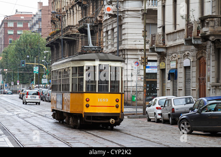 Une série de 1920 1500 le tramway électrique sur une rue de Milan, Italie, Europe. Banque D'Images