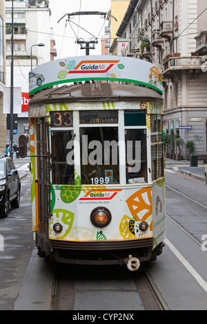 Une série de 1920 1500 le tramway électrique en GuidaMi livery dans une rue de Milan, Italie, Europe. Banque D'Images