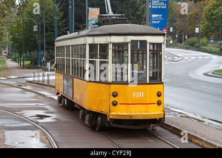 Une série de 1920 1500 le tramway électrique sur une rue de Milan, Italie, Europe. Banque D'Images