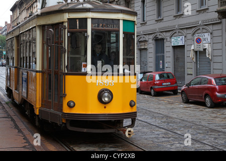 Une série de 1920 1500 le tramway électrique sur une rue de Milan, Italie, Europe. Banque D'Images