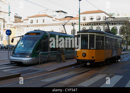 Une série de 1920 1500 le tramway électrique à côté d'une série moderne 7000 le tramway électrique à un arrêt de tram à Milan, Italie, Europe. Banque D'Images