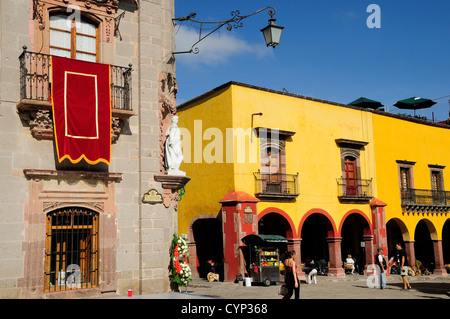 El Jardin vue sur la partie du Museo Casa de Allende et arcades peints en jaune et le jus de fruit de l'Amérique latine hispanique du vendeur Banque D'Images