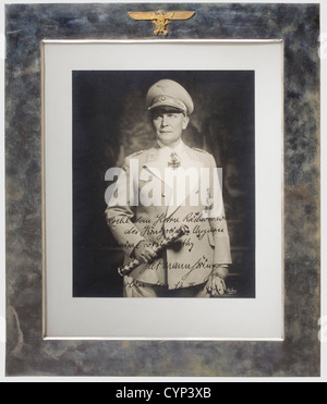 Admiral Miklós Horthy de Nagybánya (1868 - 1957) - une photographie de dévouement de Hermann Göring en cadre argent, 1942, Photo grand format Röhr (38,5 x 23 cm) avec portrait demi-long d'un Göring en uniforme avec le bâton de son Reich Maréchal, Il porte la Grand Croix de la Croix de fer à son cou. Dans la moitié inférieure un dévouement écrit à la main dans les encres. Durchl. DEM Herrn Reichsverweser des Königreichs Ungarn Admiral von Horthy - Hermann Göring - Berlin den 12. IV 1942'. Derrière le pasepartout, dans un cadre argenté lisse avec l'aigle du maréchal doré d'argent appliqué à l'u, Banque D'Images