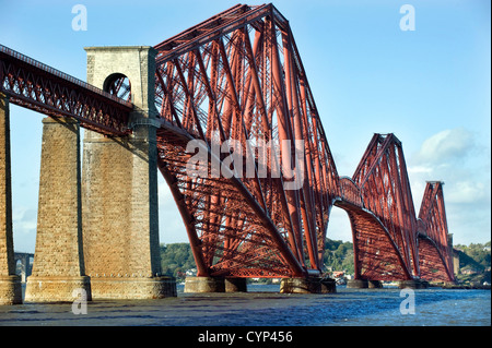 Le Forth Railway Bridge sur la rive de l'estuaire de la Forth à South Queensferry Fife, Scotland UK Banque D'Images