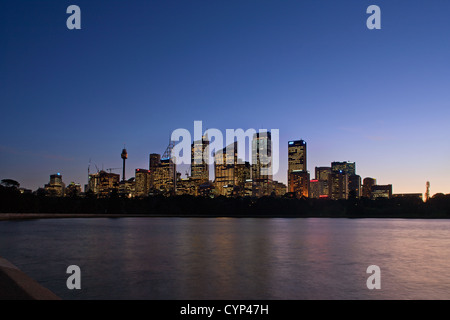 Une vue sur l'horizon de Sydney à l'aube comme vu du jardin botanique Banque D'Images