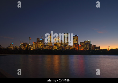 Une vue sur l'horizon de Sydney à l'aube comme vu du jardin botanique Banque D'Images