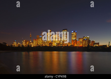 Une vue sur l'horizon de Sydney à l'aube comme vu du jardin botanique Banque D'Images