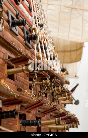 Adler von Lübeck, UN modèle laqué, partiellement peint en bois du galléon, les quatre mâts avec des voiles textiles, drapeaux et de grande gréement, quatre ponts avec environ 150 canons métalliques et manteau coloré de métal des bras pour la décoration purposes.Complete avec base, panneau d'inscription et un podium pour l'exposition pour les différents canons.longueur environ 275, hauteur environ 245 cm.The 'Adler von Lübeck' a été mis en service comme navire de commandement de la Hanse de Lübeck.Cependant, il n'a jamais été en mission de combat et a été utilisé plus tard à des fins civiles.avec ses 80 mètres et vers 200, droits additionnels-Clearences-non disponible Banque D'Images