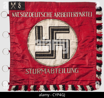 Un tissu standard de la 8th SS Cavalry Standarte, de soie rouge avec frange noir-blanc-rouge sur l'extérieur et sous les côtés.en haut un manchon pour insérer un poteau de fixation,sur le palan cinq anneaux de fixation argentés.chaque côté montre un disque blanc avec un swastika horizontal noir, avec un braid argenté,dans le Dans le coin supérieur, un rectangle noir (petit holing de papillon) avec des lances croisées brodées de blanc et le numéro de l'unité.inscription en blanc brodée avec bordure noire 'NAT.Soz.Deutsche Arbeiterpartei - Sturmabteilung', au dos 'Deutschla,Additional-Rights-Clearences-Not Available Banque D'Images