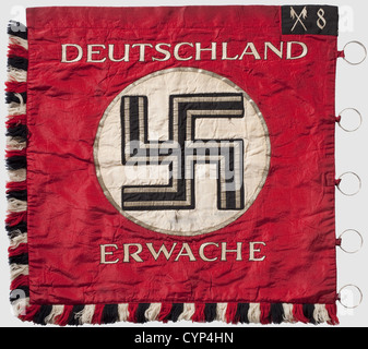 Un tissu standard de la 8th SS Cavalry Standarte, de soie rouge avec frange noir-blanc-rouge sur l'extérieur et sous les côtés.en haut un manchon pour insérer un poteau de fixation,sur le palan cinq anneaux de fixation argentés.chaque côté montre un disque blanc avec un swastika horizontal noir, avec un braid argenté,dans le Dans le coin supérieur, un rectangle noir (petit holing de papillon) avec des lances croisées brodées de blanc et le numéro de l'unité.inscription en blanc brodée avec bordure noire 'NAT.Soz.Deutsche Arbeiterpartei - Sturmabteilung', au dos 'Deutschla,Additional-Rights-Clearences-Not Available Banque D'Images