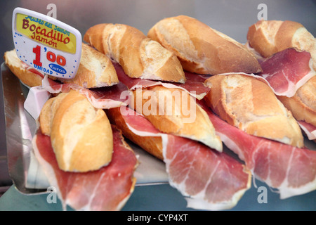 Des sandwichs au jambon rouleaux pour vente, Madrid, Espagne Banque D'Images