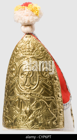 Un grenadier's cap,du régiment d'infanterie Nr. 25 von Kalckstein. Écran frontal, bouclier arrière et appliques de flammes latérales en laiton estampé. Les sections de tissu et de cuir de chemise authentiquement restauré, les pièces de plaque viennent probablement des propriétés de théâtre de Kassel et sont donc vieux, mais pas contemporain. La casquette de grenadier est accompagnée d'une expertise de Klaus-Peter Merta du Musée historique allemand, qui, en contradiction à notre point de vue identifie les parties métalliques comme contemporain, historique, historique, 19e siècle, Prusse, Prusse, allemand, Allemagne, militar, droits additionnels-Clearences-non disponible Banque D'Images