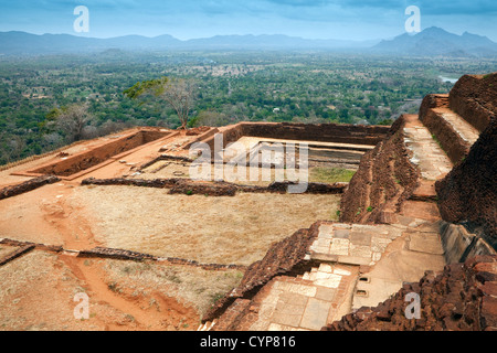 Vue depuis le palais du roi de la construction et de ruines sur le sommet de la forteresse de Lion Rock à Sigiriya, Sri Lanka Banque D'Images