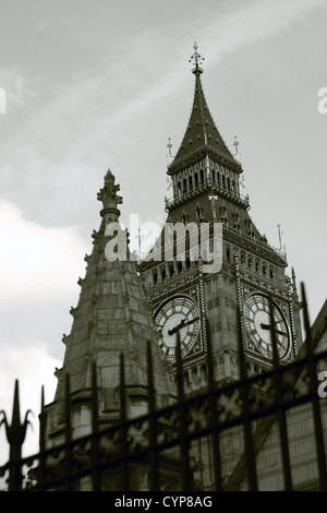 Jusqu'à la passée en fer forgé à la partie des chambres du Parlement, y compris l'horloge Big Ben Banque D'Images