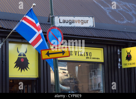 Boutique touristique sur la principale rue commerçante, Laugavegur, à Reykjavik, la capitale de l'Islande Banque D'Images