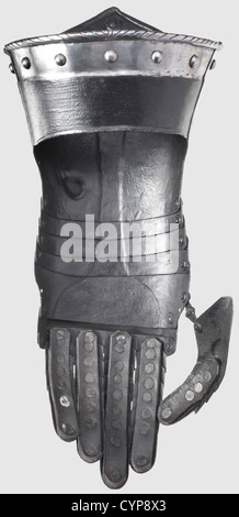 Une paire de gauntlets allemands noir et blanc, vers 1580. Métacarpe de cinq lames, protection de la fusée avec côtes ropées. Plaques de pouce à charnières, toutes les plaques de doigt sont de très bons remplacements. Poignets pointés avec revers et bord ropé. Longueur de chaque 36 cm, historique, historique, XVIe siècle, armes, armes, armes, armes, bras, dispositif de combat, objet, objets, alambics, coupure, coupures, ustensile, équipement, ustensiles, placage, armure, armure, armure, armure, armure réactive, combinaison d'armure, combinaison d'armure, métal, autres-droits-Clearences non disponible Banque D'Images