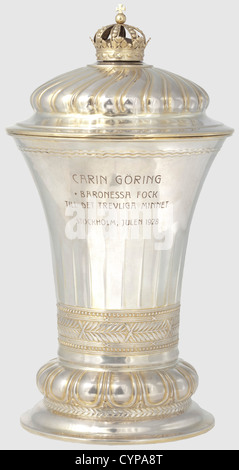 Carin Göring - une tasse cadeau d'argent de la princesse suédoise Ingrid Viktoria(1910 - 2000),Noël 1928.coupe d'argent avec couvercle, intérieur doré, le devant avec appliqué, partiellement émaillé monogramme 'IV' surmonté par la couronne royale suédoise, le dos avec la gravure de dédicace 'CARIN GÖRING * BARONESSA FOCK TILL DET TREVLIGA GLIGUM 'Stockholm,NET,JULENt' 1928.NET Finial en forme de couronne royale suédoise montée sur le couvercle.la marque de joaillier 'K.Anderson' sur le fond avec les marques suédoises.hauteur 26.5 cm,poids 560 g.beau travail.Pr,droits supplémentaires-Clearences-non disponible Banque D'Images