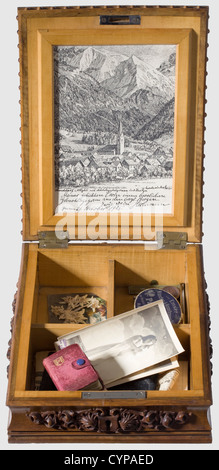 Hermann Göring - un cercueil en bois sculpté d'Oberstdorf, cadeau d'anniversaire à Carin Göring 1925, noyer, partiellement décoré avec des incrustations, le couvercle (légèrement faussé) et les panneaux latéraux avec des sculptures en bois de fruit en trois dimensions et ajourées, le couvercle avec les armoiries du Fock Barons. L'intérieur du couvercle est décoré avec une vue encadrée d'Oberstdorf Portant un anniversaire manuscrit dans l'encre par Göring 'mon bien-aimé Carin - merveilleux voeux d'anniversaire des montagnes bavaroises.Forever Yours, Hermann le 21 octobre 1925'(transl.).taille ca.24 x 32 x,droits-supplémentaires-Clearences-non disponible Banque D'Images