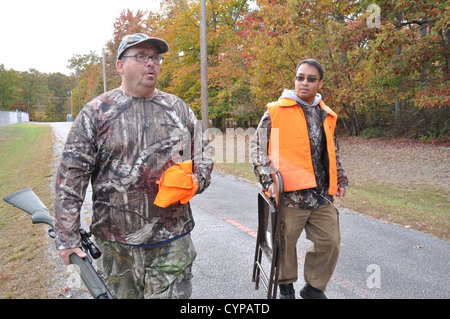 STUMP NECK, Maryland (oct. 27, 2012) pompier Marine Bill Robey, Sayngeun Phounamkha escortes, gauche, un vétéran de l'armée et les soldats blessés, à une masse aveugle à la souche responsable de l'installation de soutien naval Annexe Tête indienne lors d'une chasse au cerf pour les guerriers blessés ho Banque D'Images