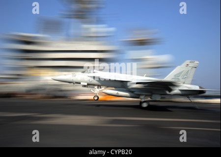 F/A-18E Super Hornet affectés à la grève de chiens Pukin Fighter Squadron (VFA) terres 143 à bord de la voiture d'avions de classe Nimitz Banque D'Images