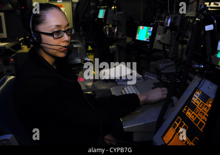 U.S. 5ÈME ZONE DE RESPONSABILITÉ DE LA FLOTTE (nov. 6, 2012) de cryptologie du technicien (technique) Seaman Helen Hernandez surveille un radar SLQ-32 à bord de la classe Nimitz porte-avions USS Dwight D. Eisenhower (CVN 69). Dwight D. Eisenhower est déployée sur l'U.S Banque D'Images