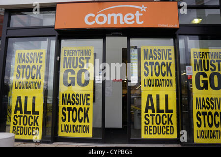 Comet - Store front de la comète à Worcester UK le premier jour de leur vente en liquidation - promotions a commencé à 10  % à 30  % avec un bon nombre de personnes qui profitent de très petites réductions. Banque D'Images