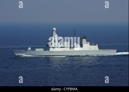 Royal Navy destroyer HMS Diamond (D34) est en cours aux côtés du porte-avions USS Dwight D. Eisenhower (CVN 69). Dwight D. Banque D'Images