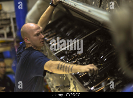 La mer d'Oman (6 novembre 2012) Machiniste Mate Fireman Walter Hunt vérifie une valve sur le numéro deux de l'alimentation de secours diesel gener Banque D'Images