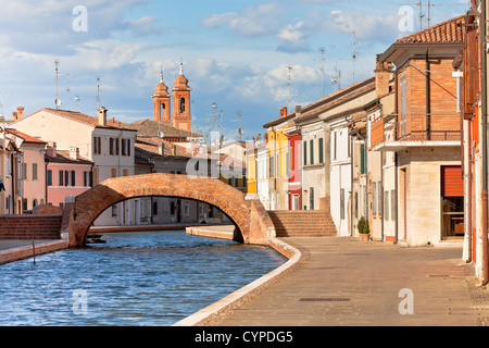 Comacchio (Ferrara, Emilie Romagne, Italie). Canal avec pont et maisons colorées. Banque D'Images