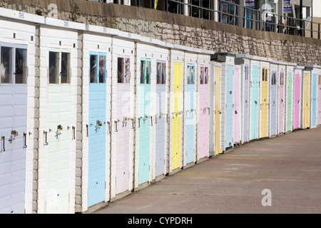 Lyme Regis cabines colorées ville côtière dans la région de West Dorset england uk go Banque D'Images