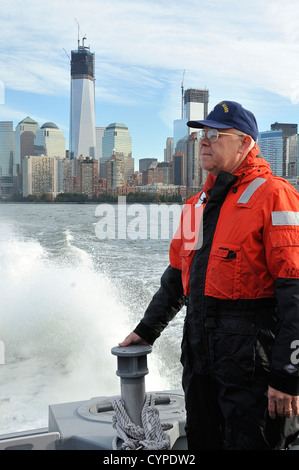 NEW YORK - Garde Côtière Canadienne Directeur de logistique opérationnelle, Adm arrière. Richard Gromlich les transits, le port de New York pour rencontrer les membres de la Garde côtière à des unités qui a subi des dommages de l'Ouragan Sandy, le 6 novembre 2012. En ville, Gromlich Stations visité San Banque D'Images