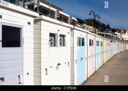 Lyme Regis cabines colorées ville côtière dans la région de West Dorset england uk go Banque D'Images