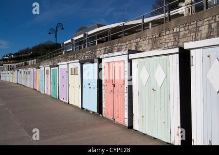 Lyme Regis cabines colorées ville côtière dans la région de West Dorset england uk go Banque D'Images