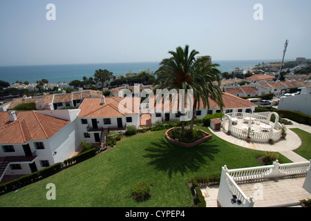 Vue du balcon d'un appartement à Calahonda, coût del Sol, Espagne, donnant sur un palmier, une piscine et la mer Banque D'Images