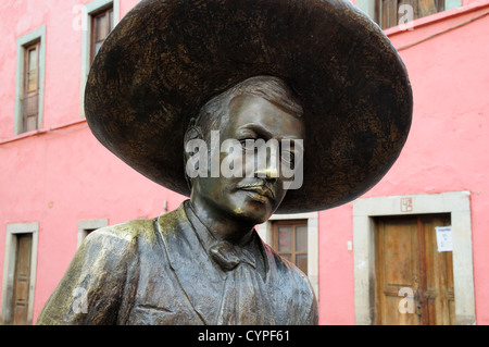 Statue en bronze de Charro singer avec Jorge Negrete peint rose derrière la façade de l'immeuble culturel hispanique Cultures Américaines Banque D'Images