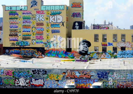 Graffiti sur un îlot dans le Queens, New York. L'Amérique. Banque D'Images