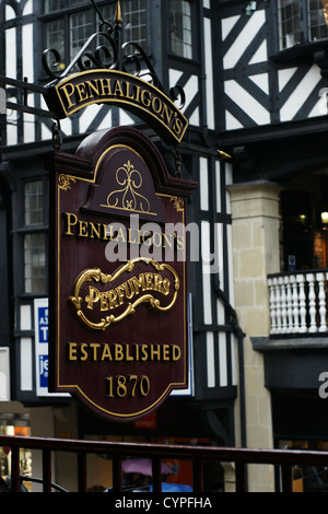 Les parfumeurs Penhaligons boutique sign dans les lignes sur Eastgate Street, dans la ville historique de Chester Banque D'Images