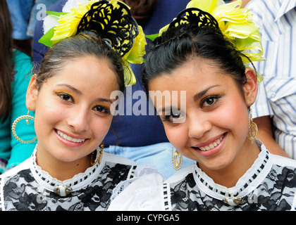 Portrait de deux jeunes femmes danseurs folkloriques Jalisco American Classic Cultures culturelles classiques Destinations Destination Banque D'Images