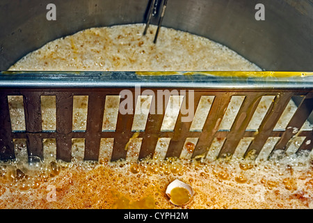 Mélange composé de blanc d'oeuf et d'oeuf, mettre ensemble dans un récipient et provenant d'une des machines industrielles pour les oeufs cassés. Banque D'Images
