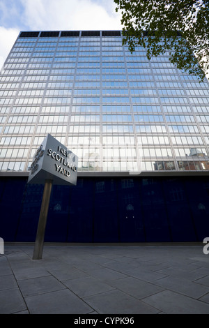 La région métropolitaine de New Scotland Yard a rencontré le chef de police AC / quartiers / office building & célèbre spinning / signe de rotation. Londres. UK Banque D'Images