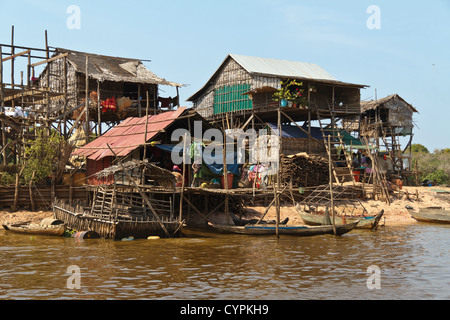 Des maisons sur pilotis dans le village Kampong Khleang près du lac Tonlé Sap, au nord du Cambodge Banque D'Images