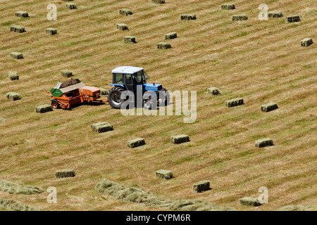 Tracteur travaillant dans les domaines de l'assistance de Vega cantabrie tracteur realizando labores agricolas Vega de pas cantabria Banque D'Images
