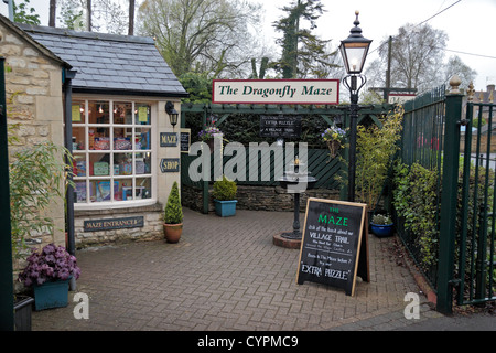 Entrée de l'attraction touristique labyrinthe libellule dans le village de Cotswold Bourton On The Water, Gloucestershire, Royaume-Uni. Banque D'Images