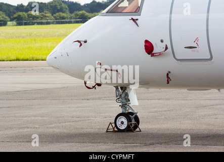 Roue de nez d'un avion à réaction en stationnement Banque D'Images