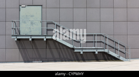 Feu d'escalier sur le côté d'un immeuble avec un mur carrelé Banque D'Images