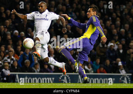 Londres, ANGLETERRE - 8 novembre. Les Anglais de Tottenham Jermain Defoe avant de Maribor et le défenseur brésilien Arghus au cours de l'UEFA Europa League match entre Tottenham Hotspurs (secondaires) de l'Angleterre et Nogometni Klub (NK) Maribor (Slovénie). Joué à White Hart Lane Stadium, Londres, Angleterre le 8 novembre 2012 (photo de Mitchell Gunn/ESPA) Banque D'Images