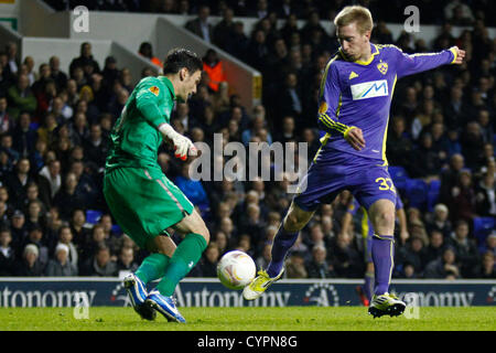 Londres, ANGLETERRE - 8 novembre. Le gardien de Tottenham Français Hugo Lloris ne parvient pas à enregistrer un tir de Maribor avant slovène Robert Beric au cours de l'UEFA Europa League match entre Tottenham Hotspurs (secondaires) de l'Angleterre et Nogometni Klub (NK) Maribor (Slovénie). Joué à White Hart Lane Stadium, Londres, Angleterre le 8 novembre 2012 (photo de Mitchell Gunn/ESPA) Banque D'Images