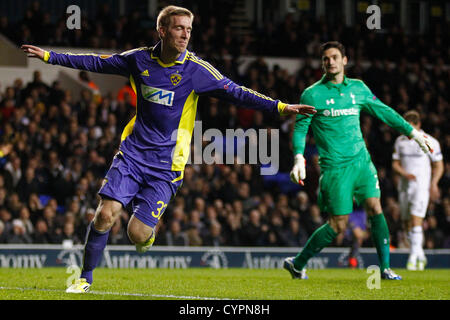 Londres, ANGLETERRE - 8 novembre. Maribor slovène de l'avant Robert Beric fête marquant le but égalisateur lors de l'UEFA Europa League match entre Tottenham Hotspurs (secondaires) de l'Angleterre et Nogometni Klub (NK) Maribor (Slovénie). Joué à White Hart Lane Stadium, Londres, Angleterre le 8 novembre 2012 (photo de Mitchell Gunn/ESPA) Banque D'Images